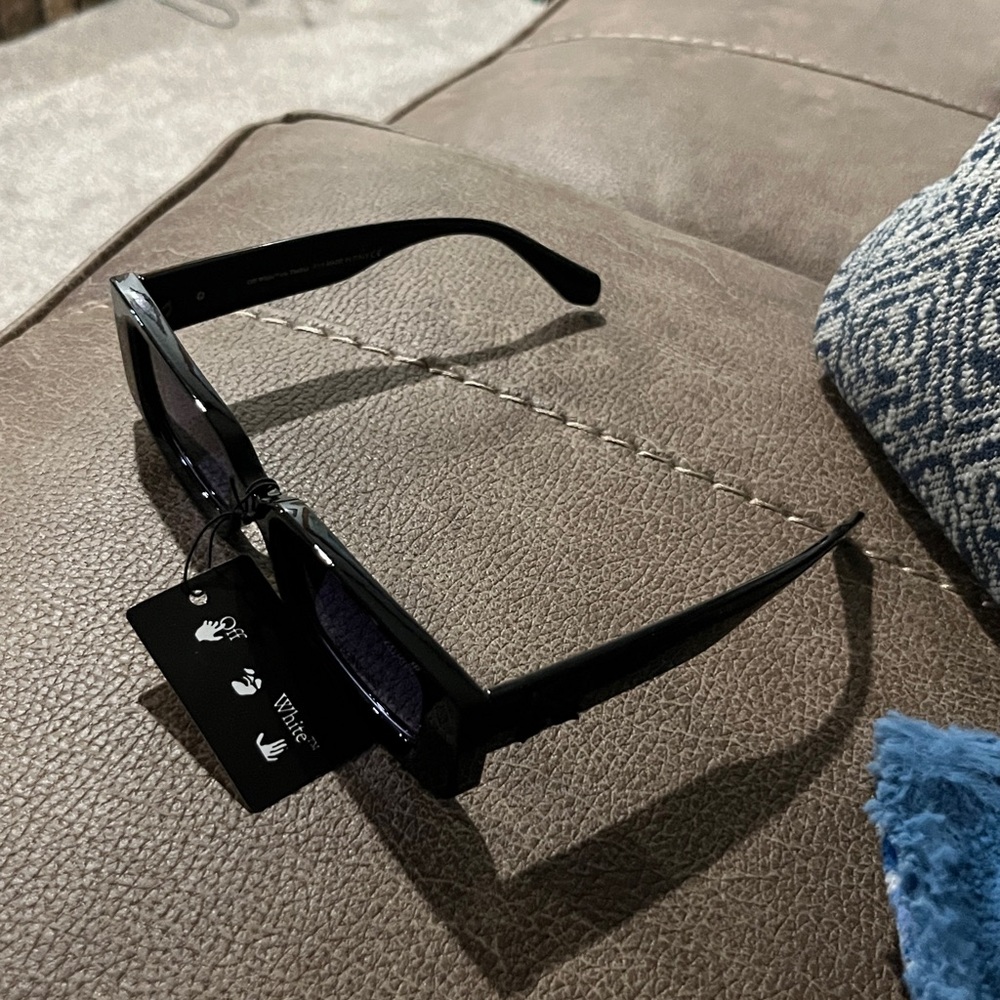 Black Rectangular Sunglasses - Picture 2 of 3